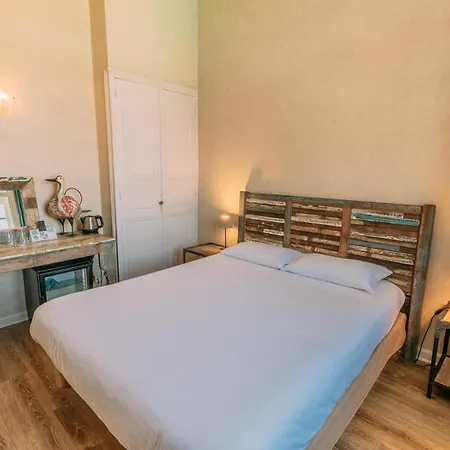 Les Trois Lys Hotel 3*