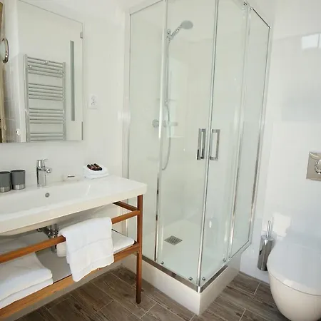 Les Trois Lys Hotel 3*