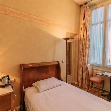 Les Trois Lys מלון קונדום