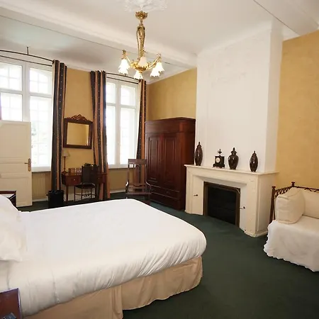 Les Trois Lys Hotel 3*