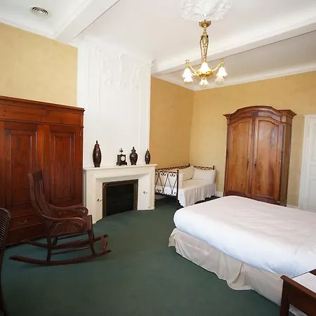 Les Trois Lys מלון קונדום