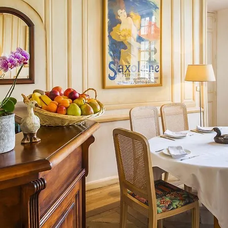 Les Trois Lys מלון קונדום