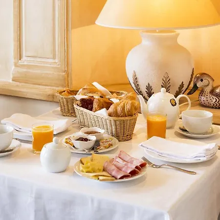 Les Trois Lys מלון קונדום